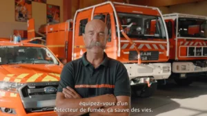 pompier expliquant la nécessité d'un détecteur de fumée, sécurité incendie